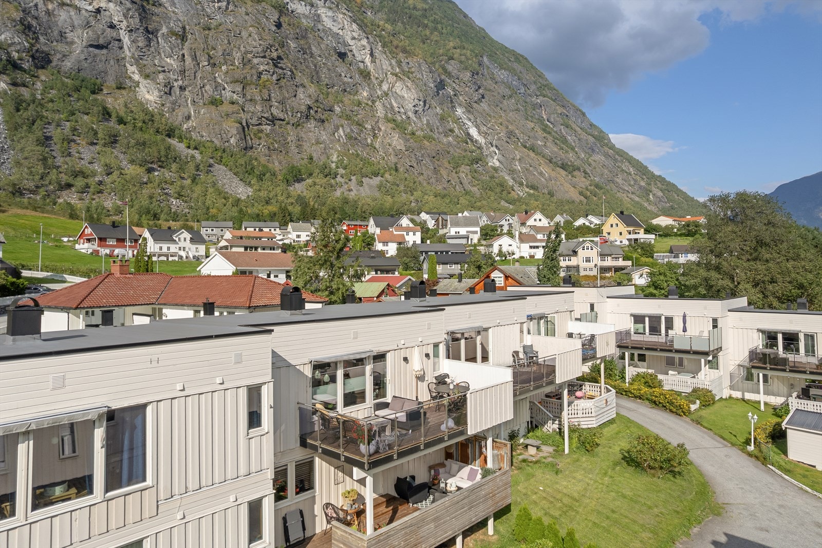 Herfra er det gangavstand til både sentrum, skule, barnehagar og med alt det har å by på, samtidig som det er flotte turområder like ved. Bustaden kan skimte med to solrike balkongar, og er ein del av det veletablerte burettslaget Storrteigen. Galleribilde