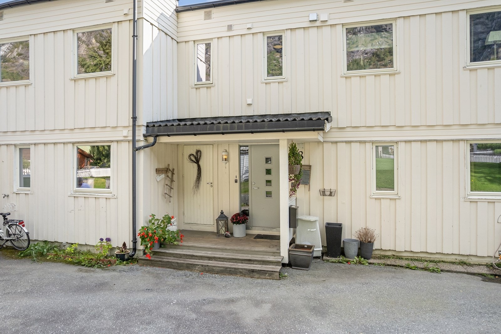 Herfra er det gangavstand til både sentrum, skule, barnehagar og med alt det har å by på, samtidig som det er flotte turområder like ved. Galleribilde