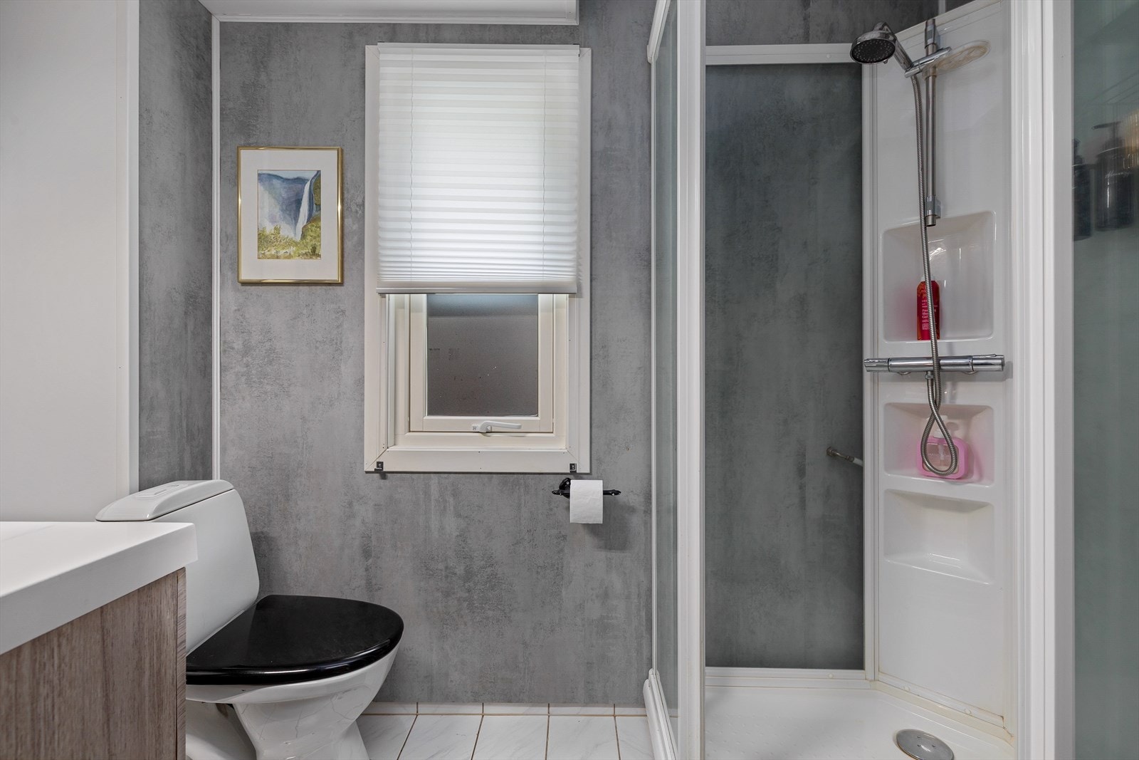 Badet har eit dusjkabinett. Galleribilde