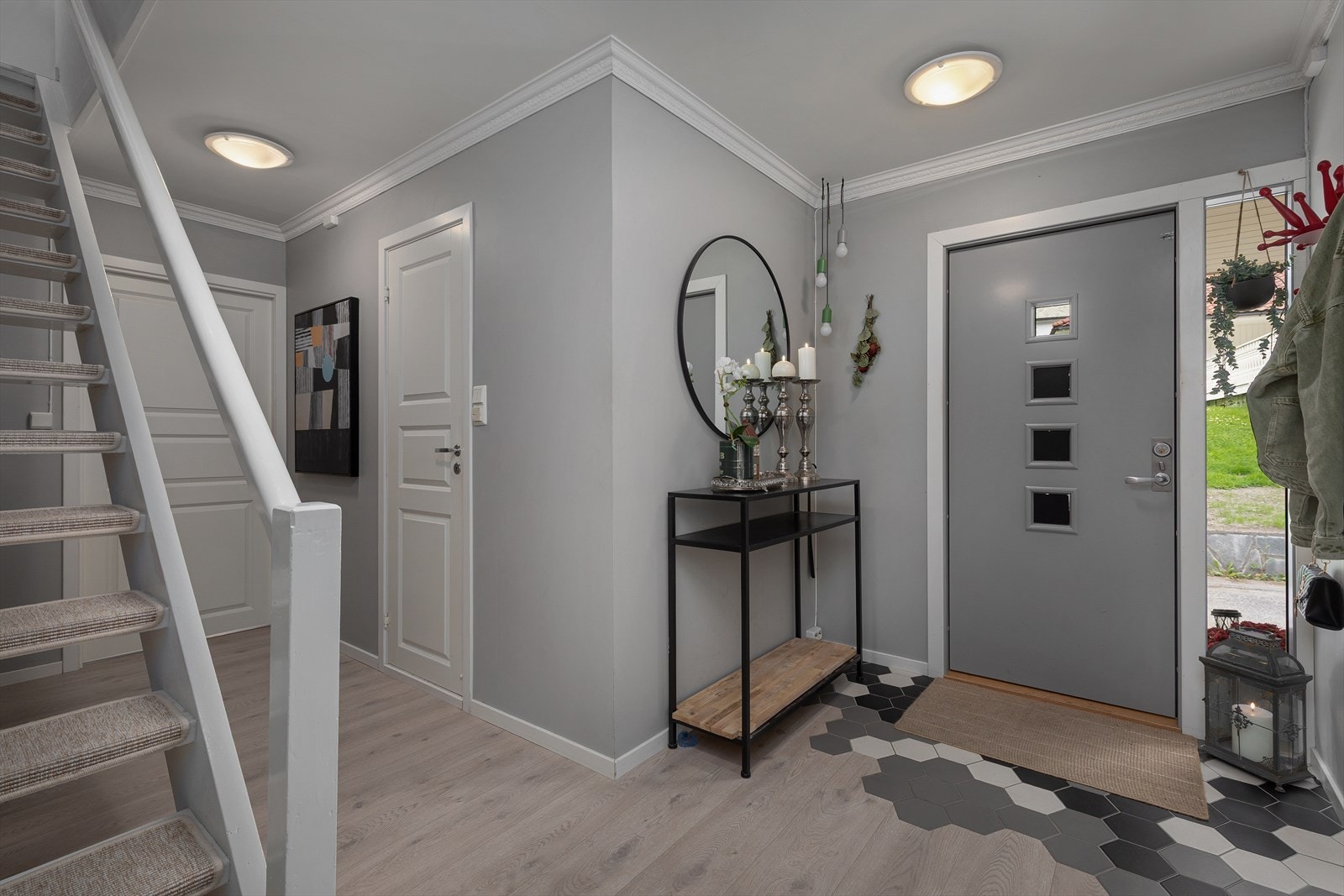 Bustaden har eit innbydande inngangsparti med moderne flater. Galleribilde