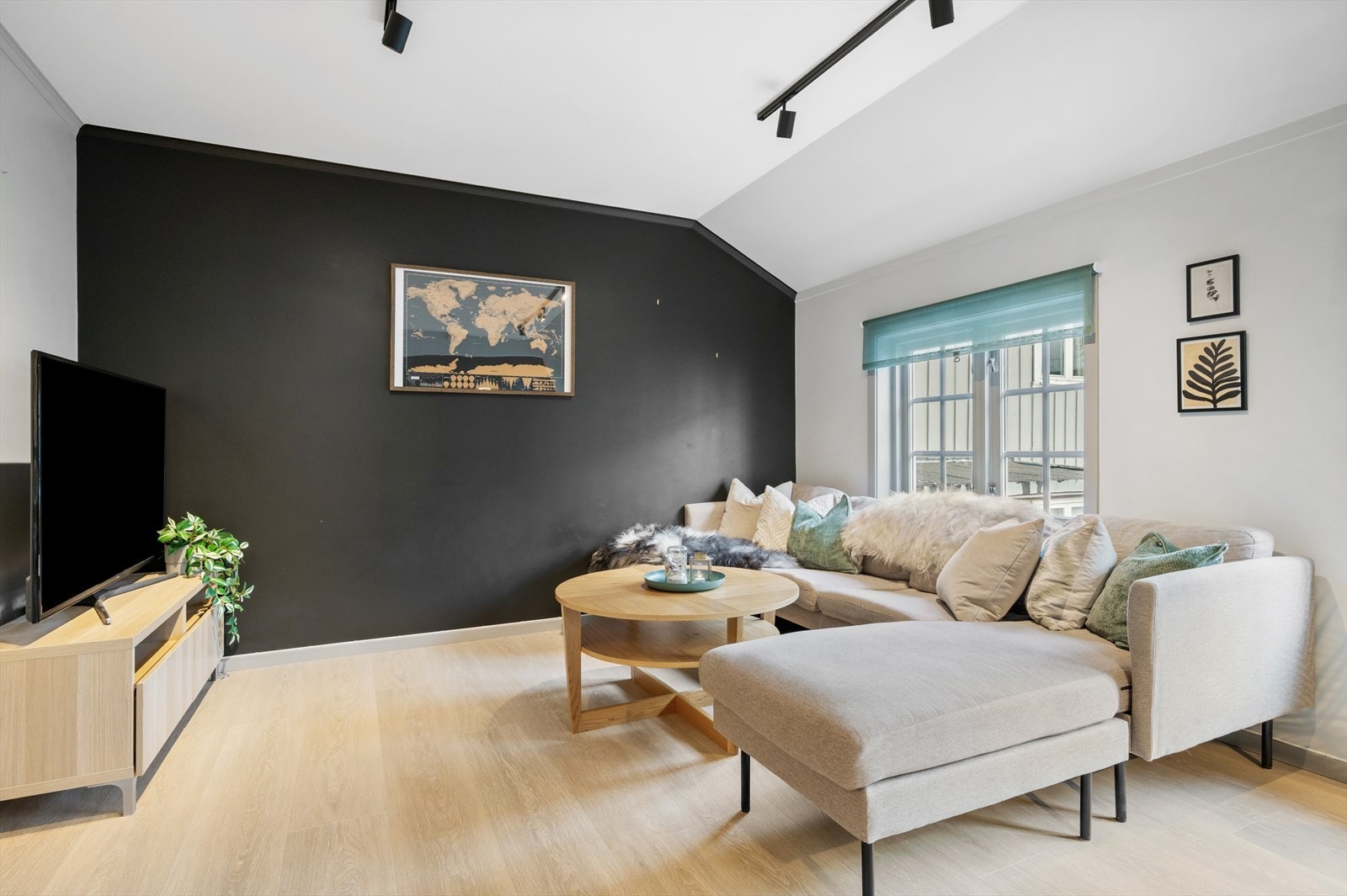 Leiligheten varmes opp effektivt med elektriske ovner, og vinduene ble skiftet i 2018 for bedre isolasjon og energieffektivitet. Galleribilde