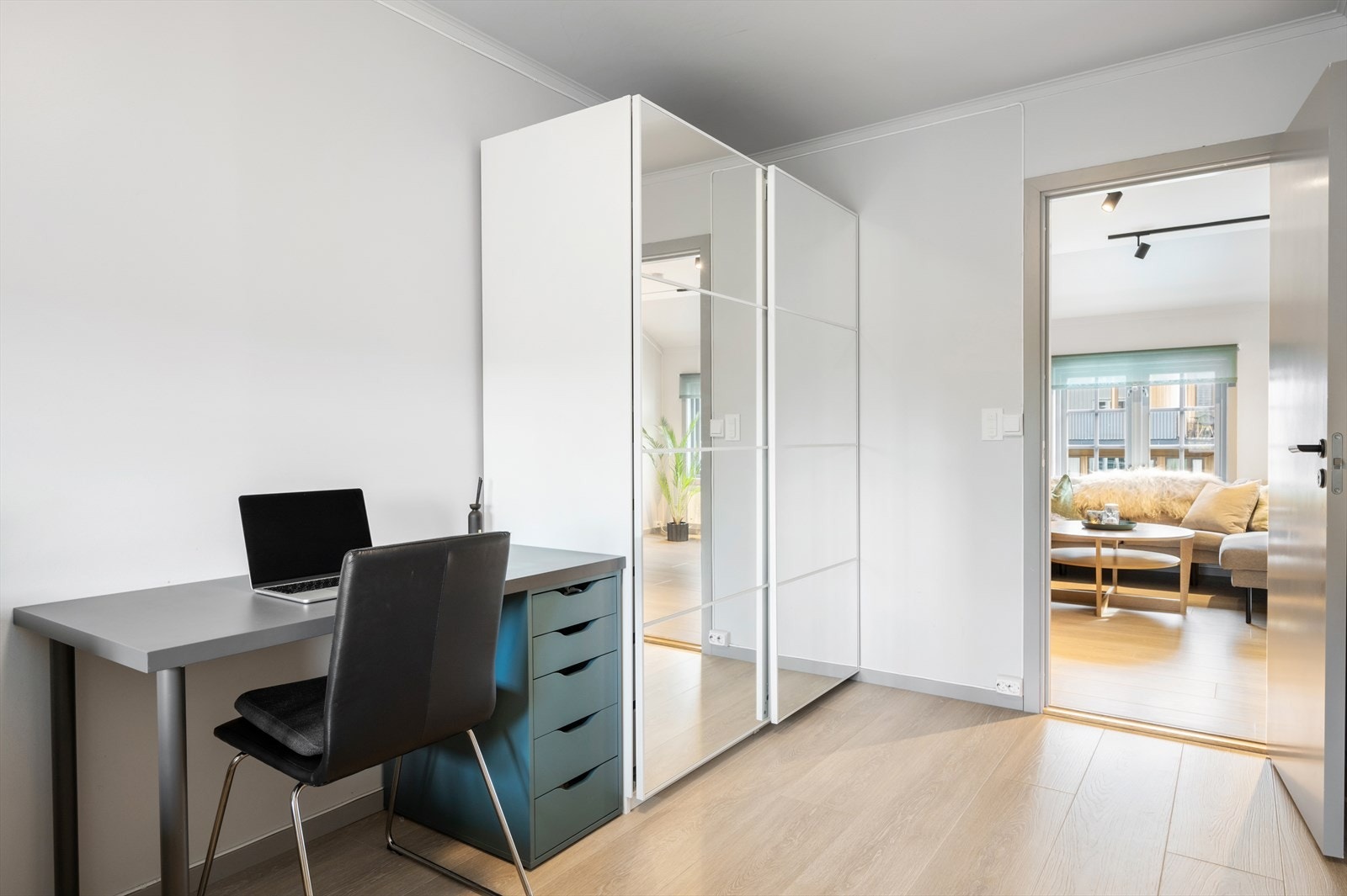 Hovedsoverommet fremstår som meget praktisk og kan enkelt innredes med dobbelseng, garderobeskap og annet tilhørende møblement. Galleribilde