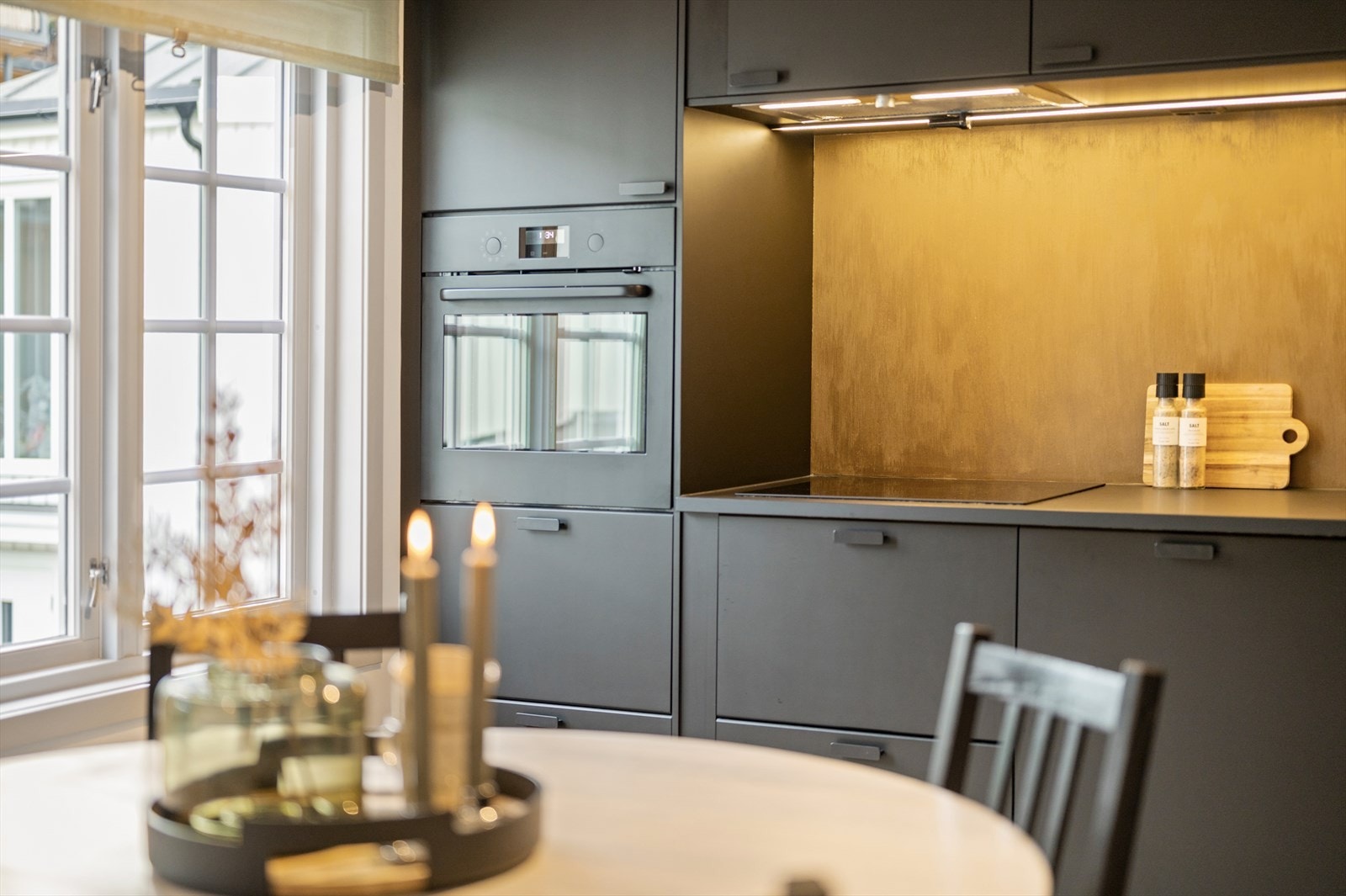 Det romslige kjøkkenet er levert av IKEA og har integrert platetopp, stekeovn, kjøl/fryseskap og oppvaskmaskin. Galleribilde