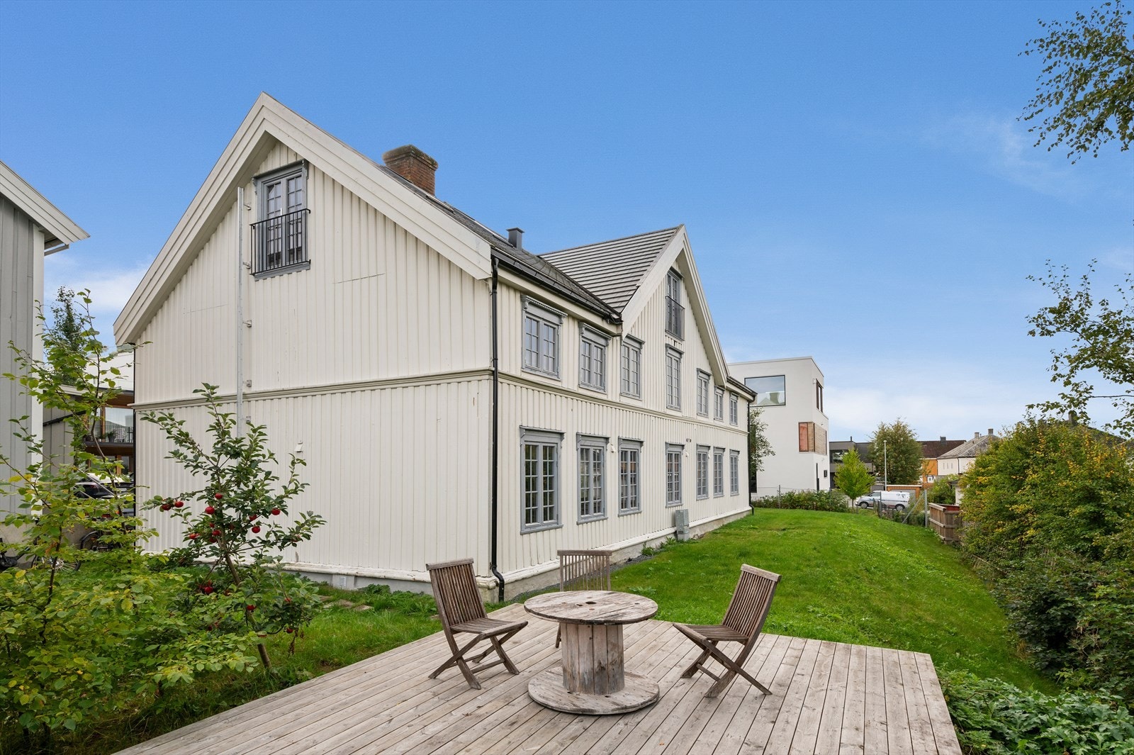 Leiligheten ligger i et ærverdig bygg fra 1820, oppgradert i 2018/19. Galleribilde