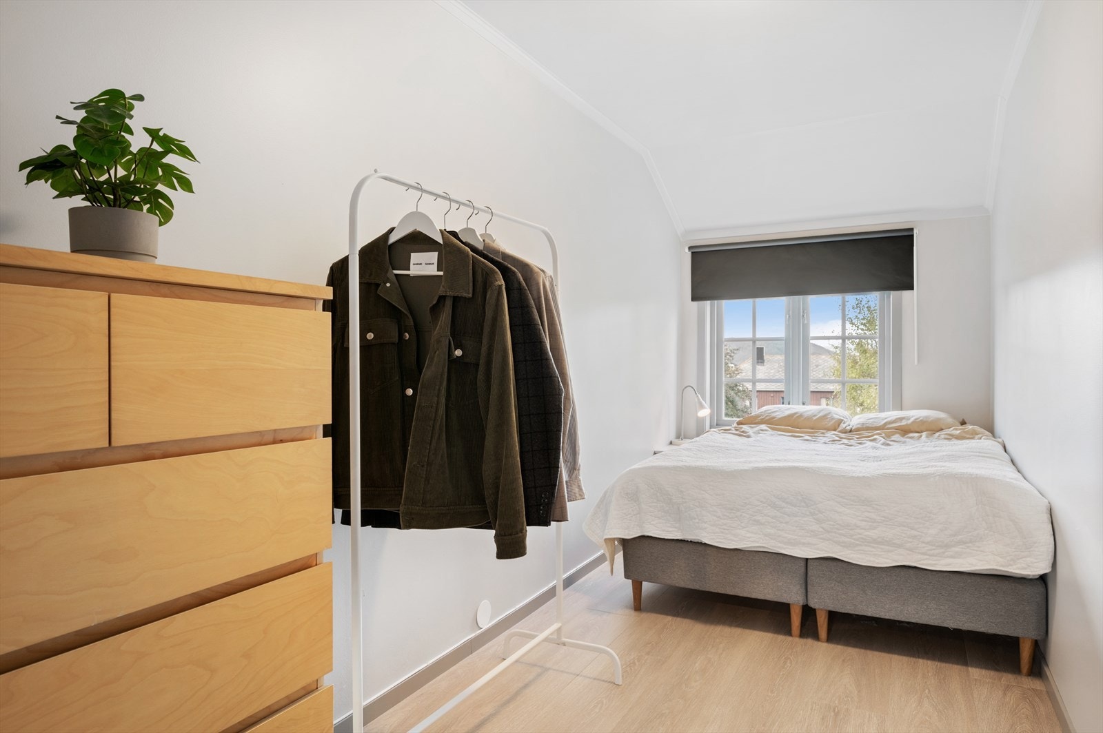 Soverom 2 har også plass til en garderobe løsning eller kontor pult samt. seng og tilhørende møblement. Galleribilde