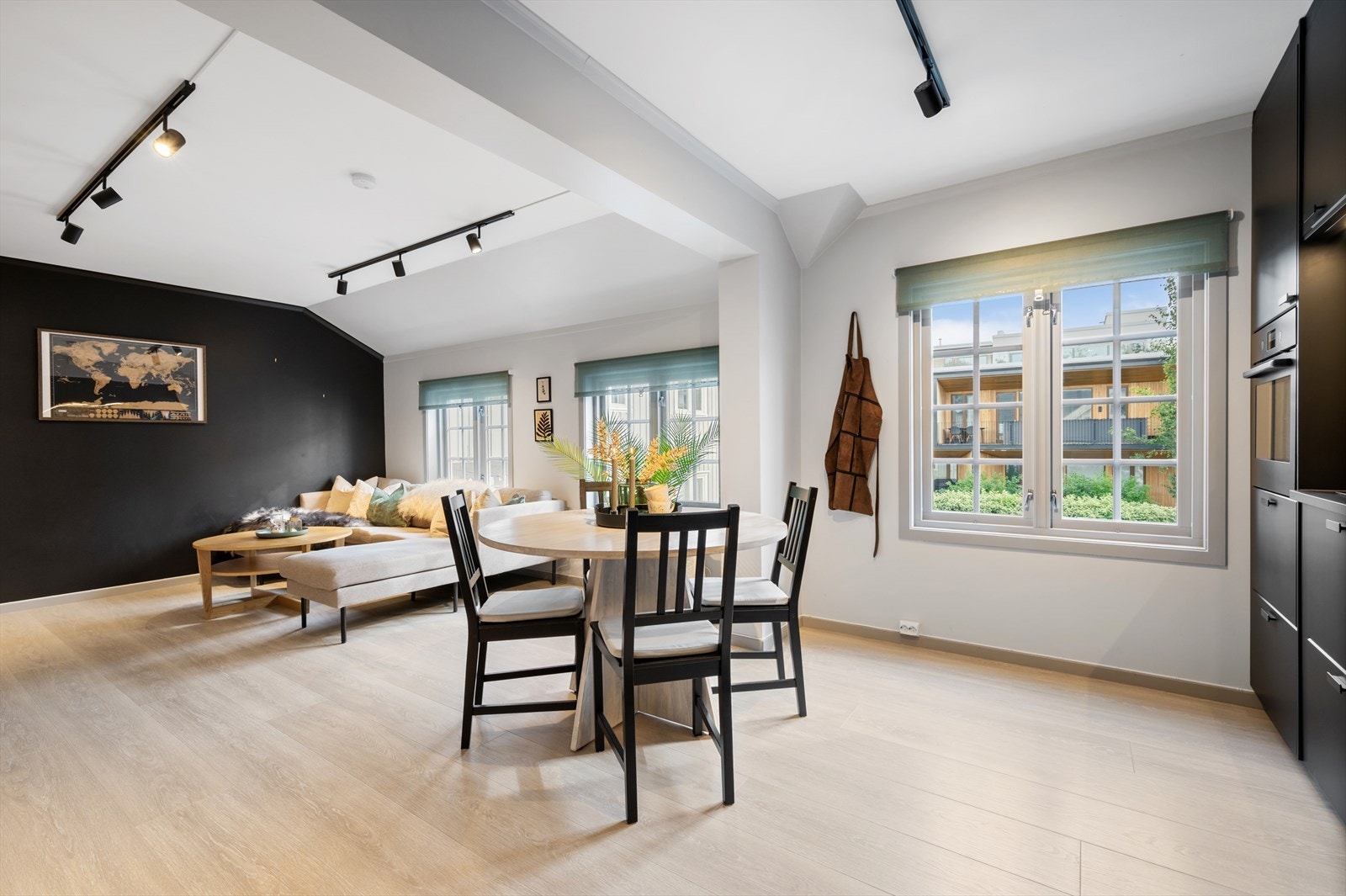 Leiligheten ligger i et eldre, god vedlikeholdt og ærverdig bygg. Leiligheten gjennomgikk en omfattende renovering prosess i 2018/2019. Galleribilde