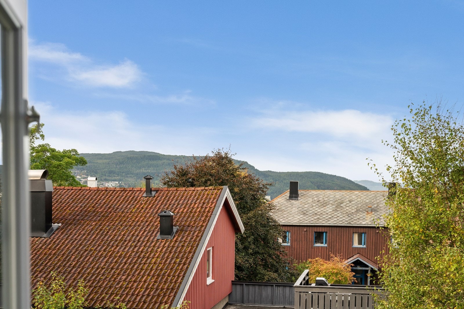 Det følger med egen parkeringsplass ute på gårdsplassen. Galleribilde