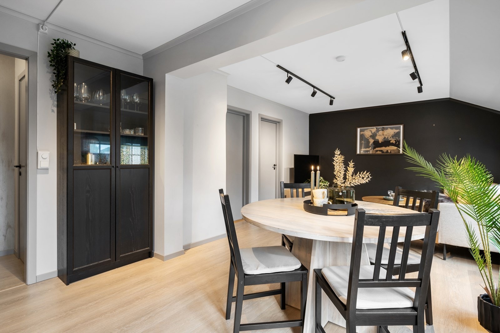 Stue og kjøkken er delvis adskilt med en spiseplass, som skaper et naturlig skille mellom kjøkkensonen og TV-stuen. Galleribilde