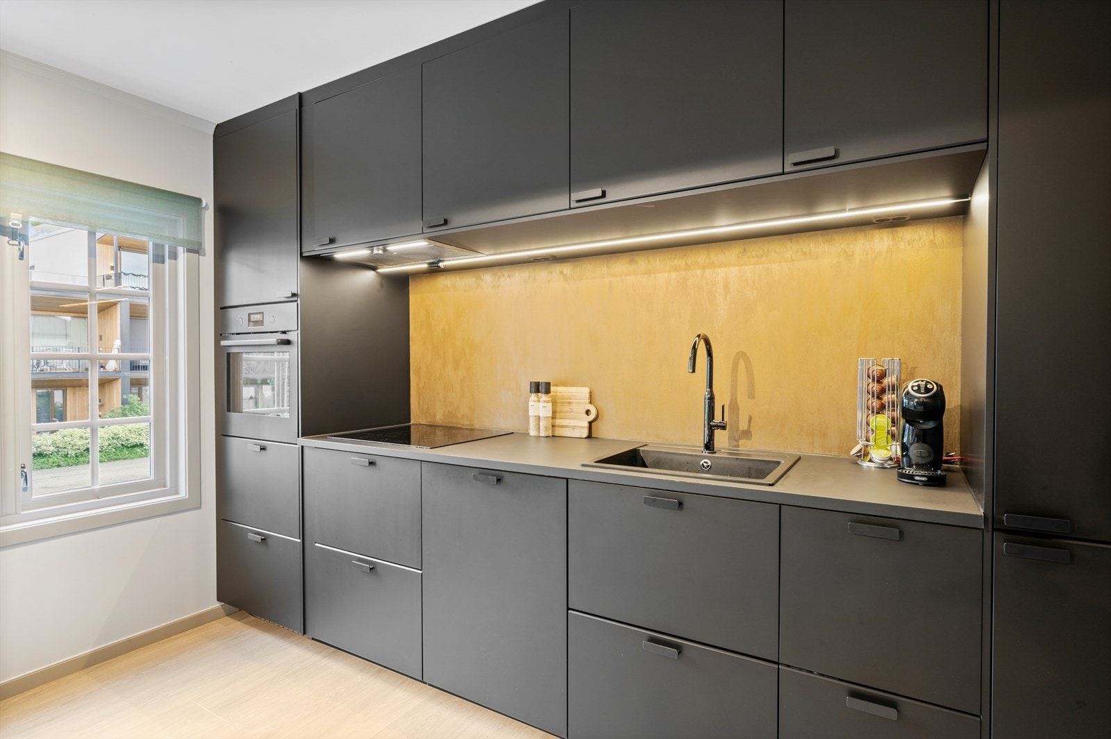 Kjøkkenet har fått tilstandsgrad 1 i tilstandsrapporten, noe som gjenspeiler den moderne og godt vedlikeholdte standarden. Galleribilde