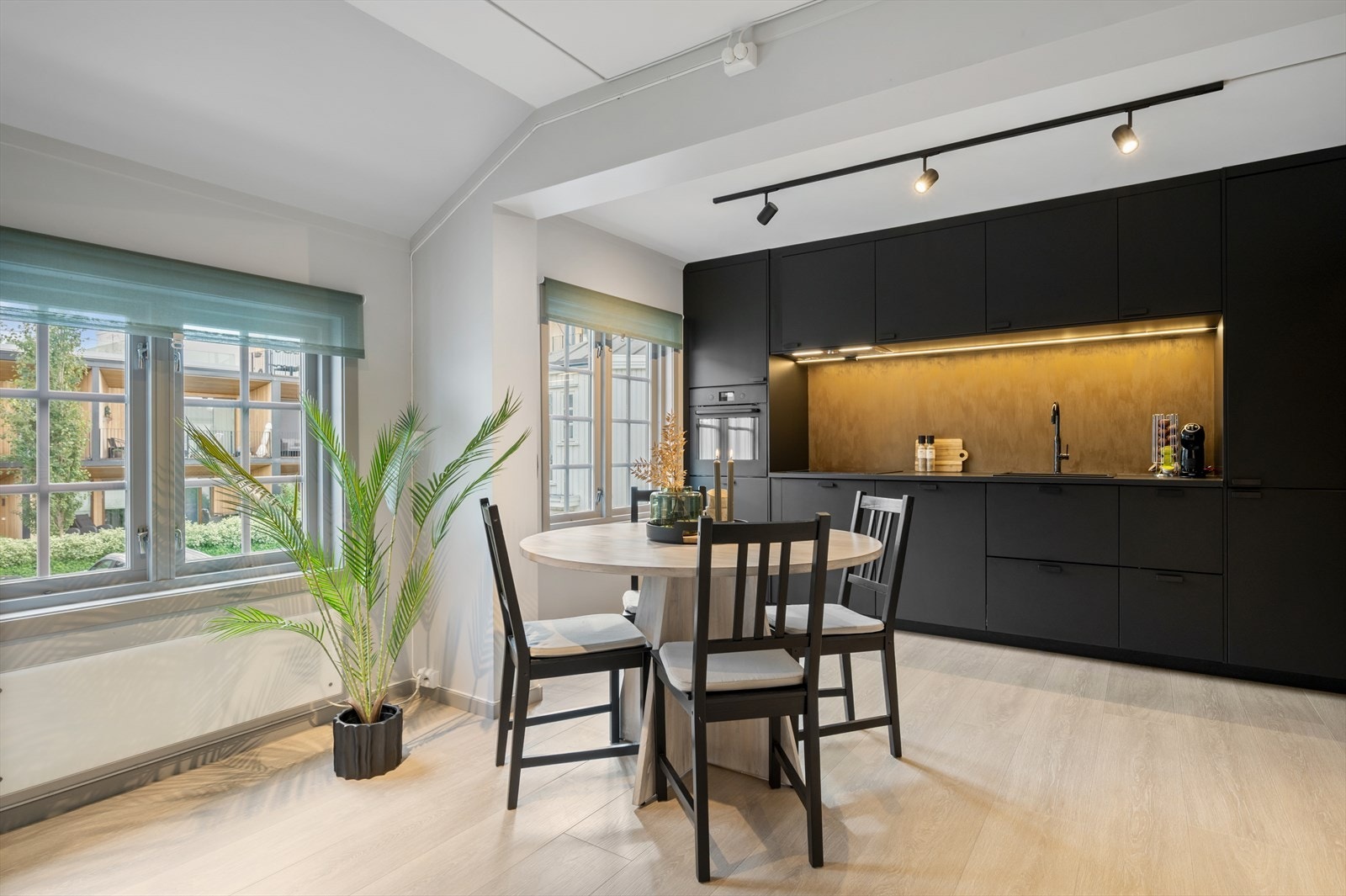 Hjemmets samlingspunkt inkluderer en åpen stue- og kjøkkenløsning på 25m² og har rikelig med dagslys fra alle vindusflatene. Galleribilde