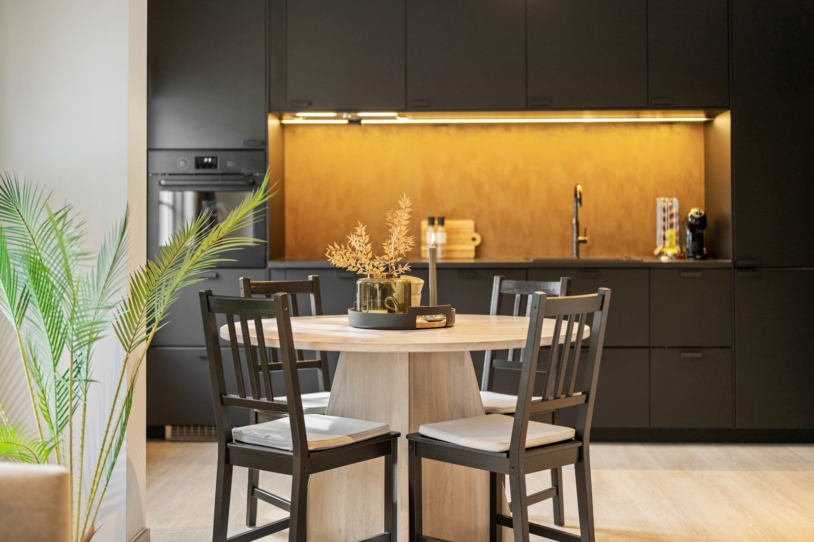 Kjøkken oppgradert i 2019 med sorte, delikate fronter. Galleribilde