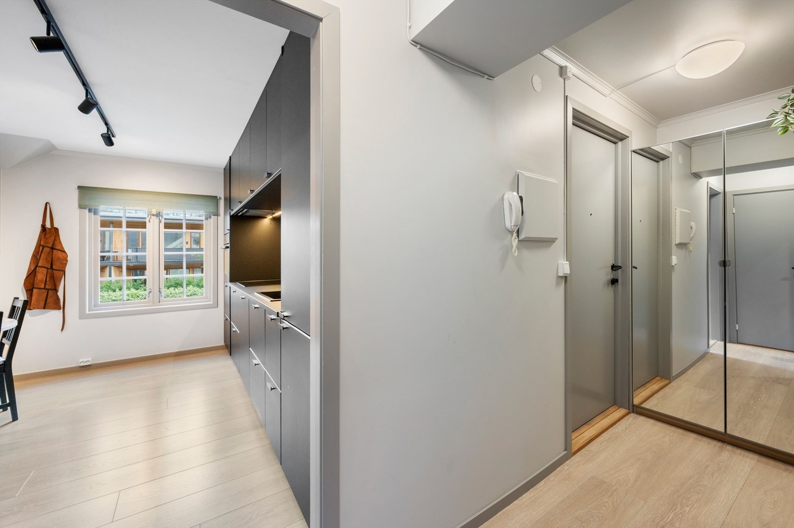 Strøkent inngangsparti som gir et flott førsteinntrykk av boligen. Galleribilde