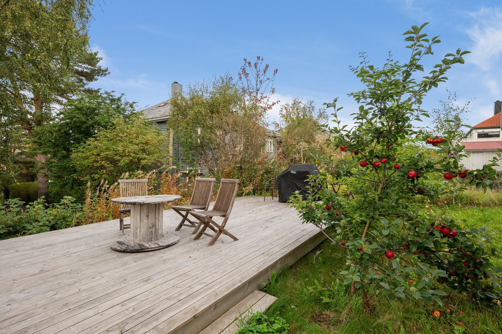 Like utenfor leiligheten finner du en hyggelig hage og en felles terrasse som kan benyttes av alle beboere i sameiet. Galleribilde