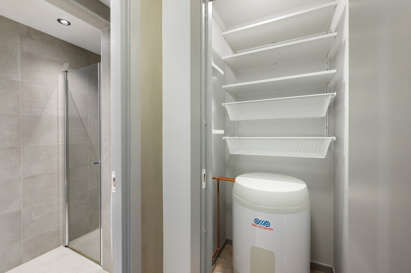 112 liters varmtvannsbereder OSO fra 2019. Leiligheten disponerer en innendørs bod på 1 m², samt en ekstern bod i kjelleren Galleribilde