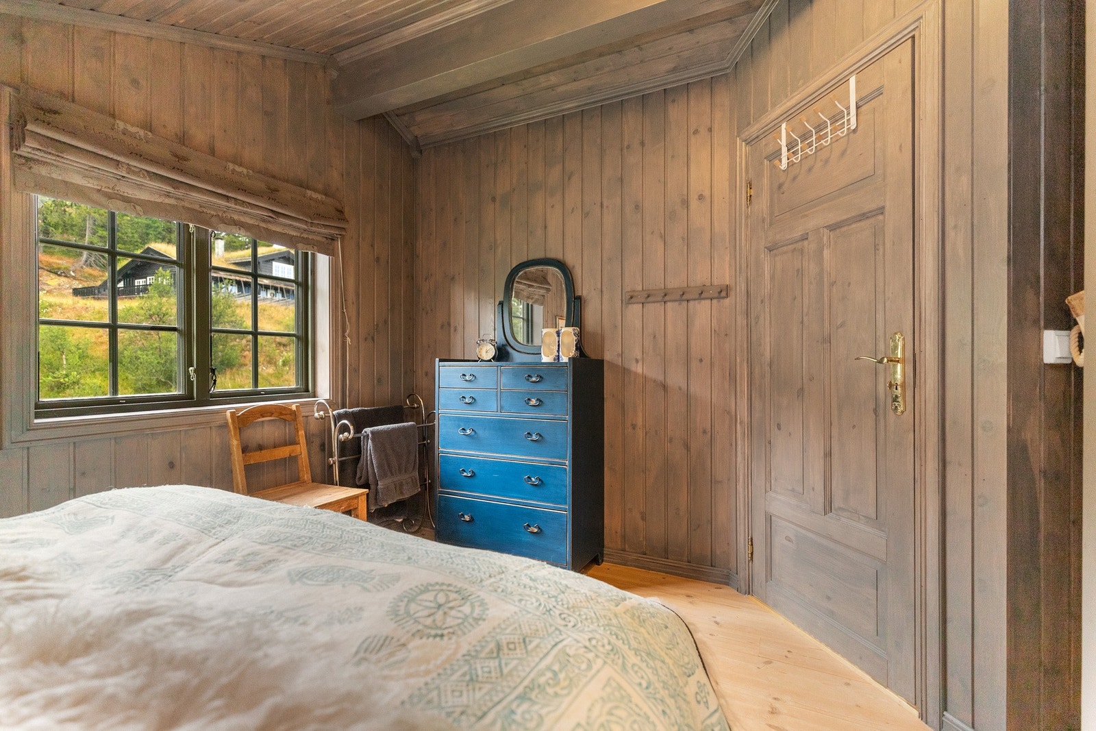 Begge rom med plass til dobbeltseng, plassbygde garderobeskap Galleribilde