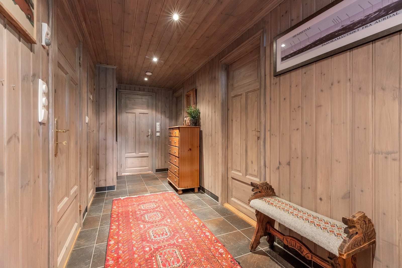 Entré og mellomgang med plass til yttertøy og sko, adkomst til bod fra mellomgang Galleribilde