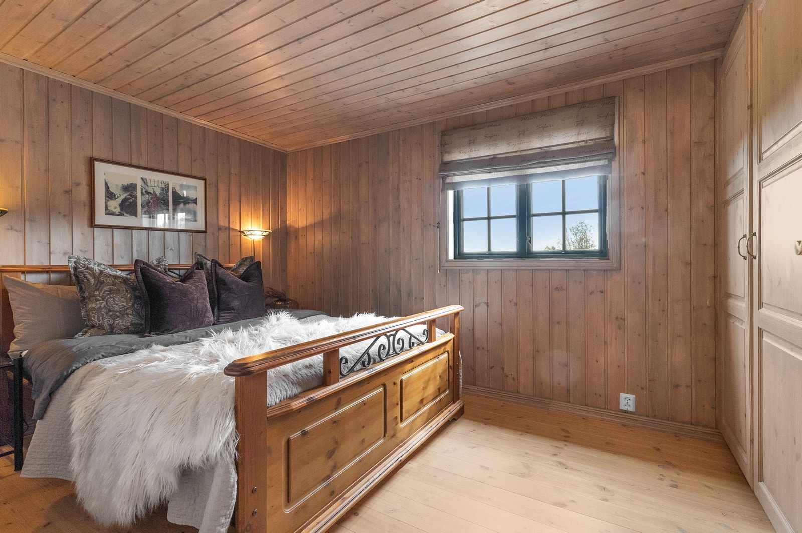 I første etasje er det to gode soverom med plassbygde garderobeskap som rommer godt med plass Galleribilde