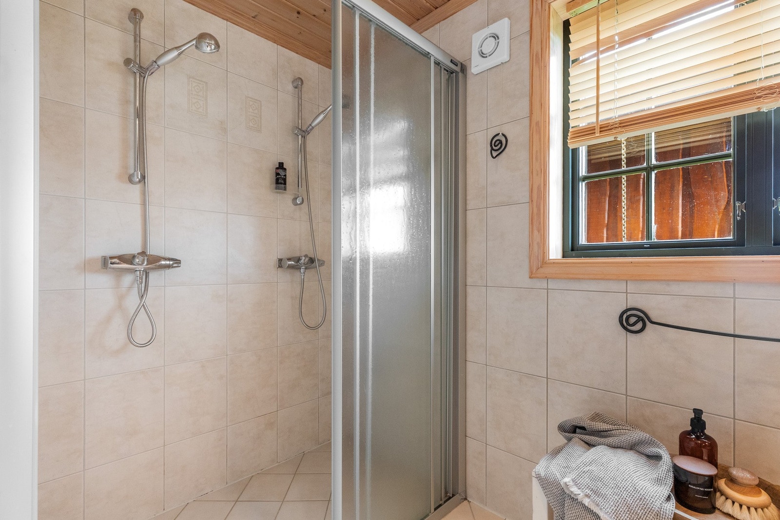 Dusjnisje med skyvedører og to blandebatterier Galleribilde