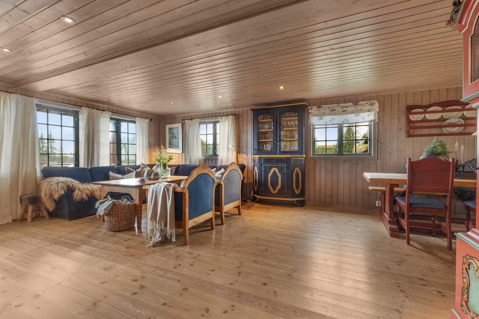 Samle familien til brettspill rundt sofabordet Galleribilde