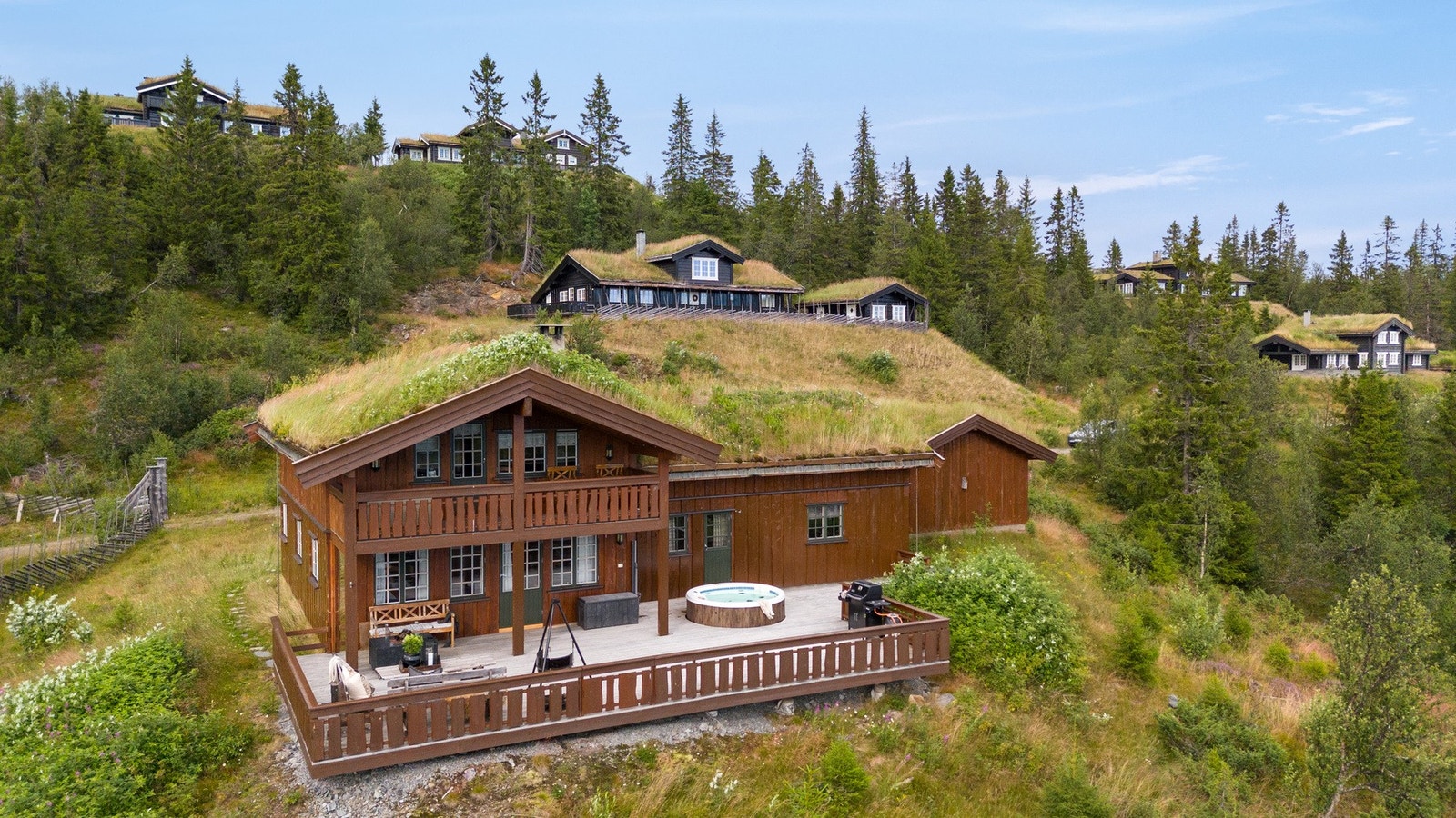 Hytta er bygd i 2002 og er over to plan med god plass til familien Galleribilde