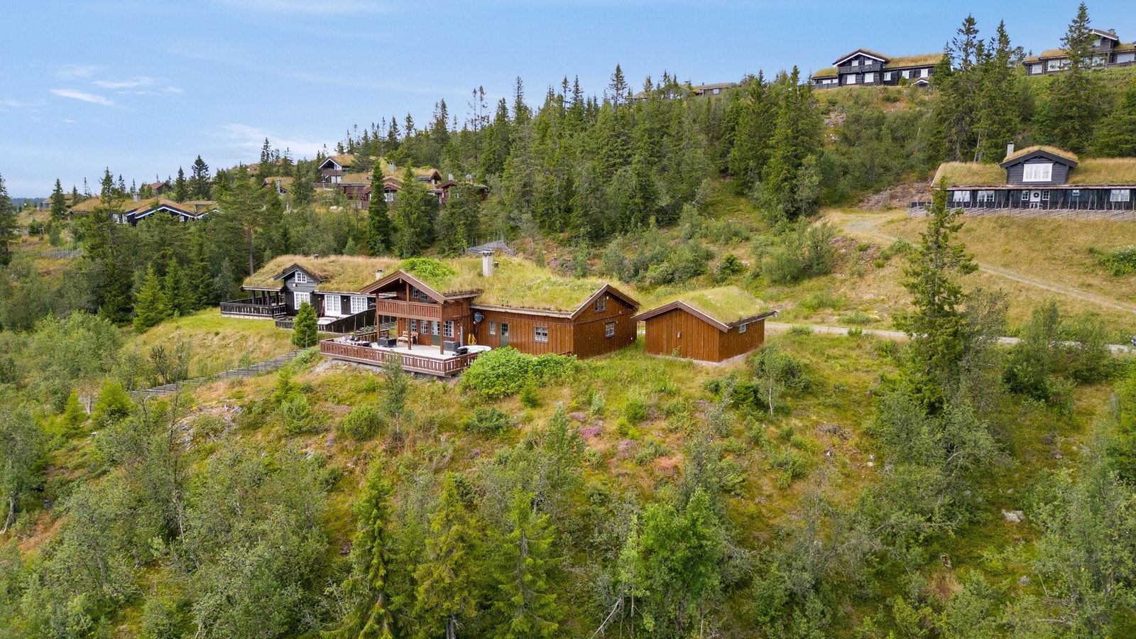 lotte turmuligheter rett utenfor hyttedøren - året rundt. Vinterstid ligger langrennsløypene like ved og strekker seg milevis innover fjellheimen, mens tilfartsløype fra feltet tar deg rett til alpinbakken Galleribilde