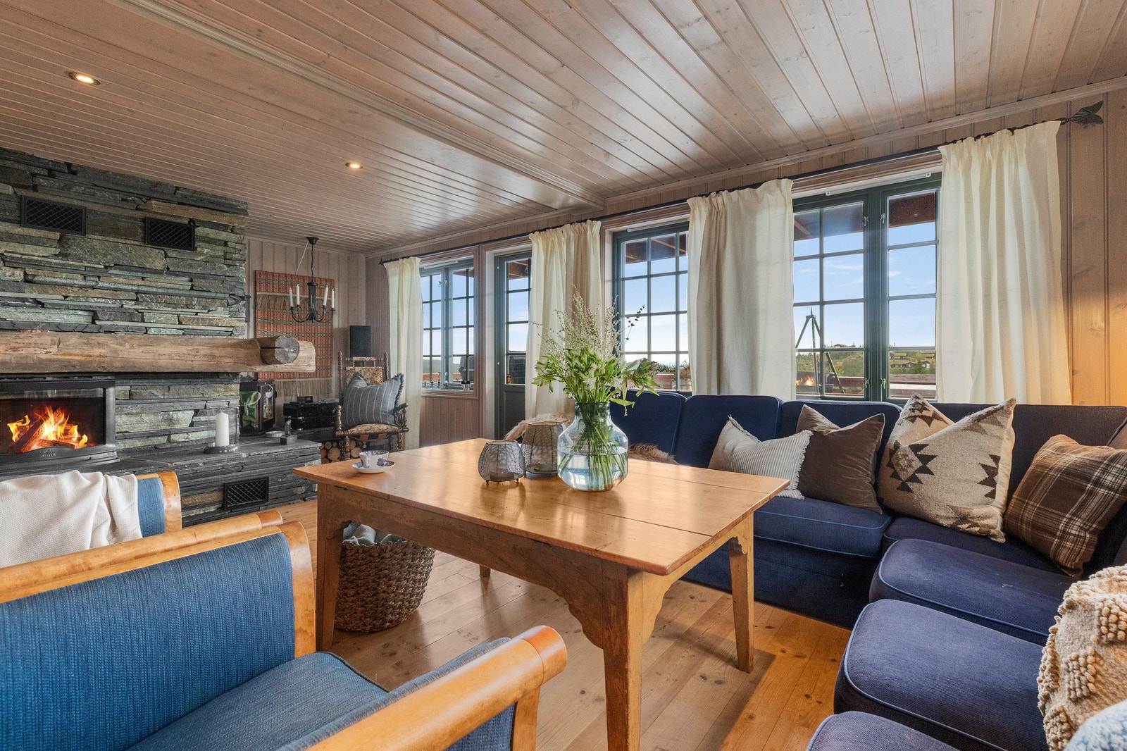 Fra vindusrekken flommer dagslyset inn og det er adkomst ut til terrassen Galleribilde