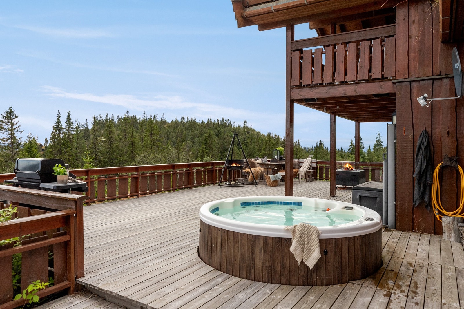 Her er det plassert jacuzzi som er nedfelt i terrassen Galleribilde