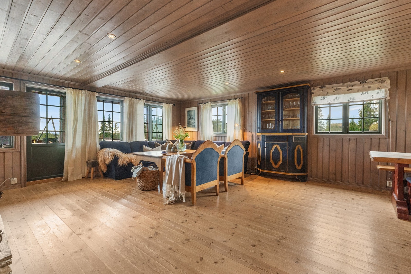 Stuen er åpen og romslig med god plass til møblering Galleribilde