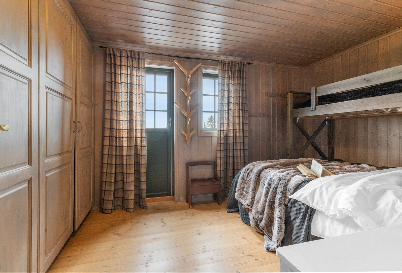 Det andre soverommet i etasjen har plass til familiekøyeseng Galleribilde