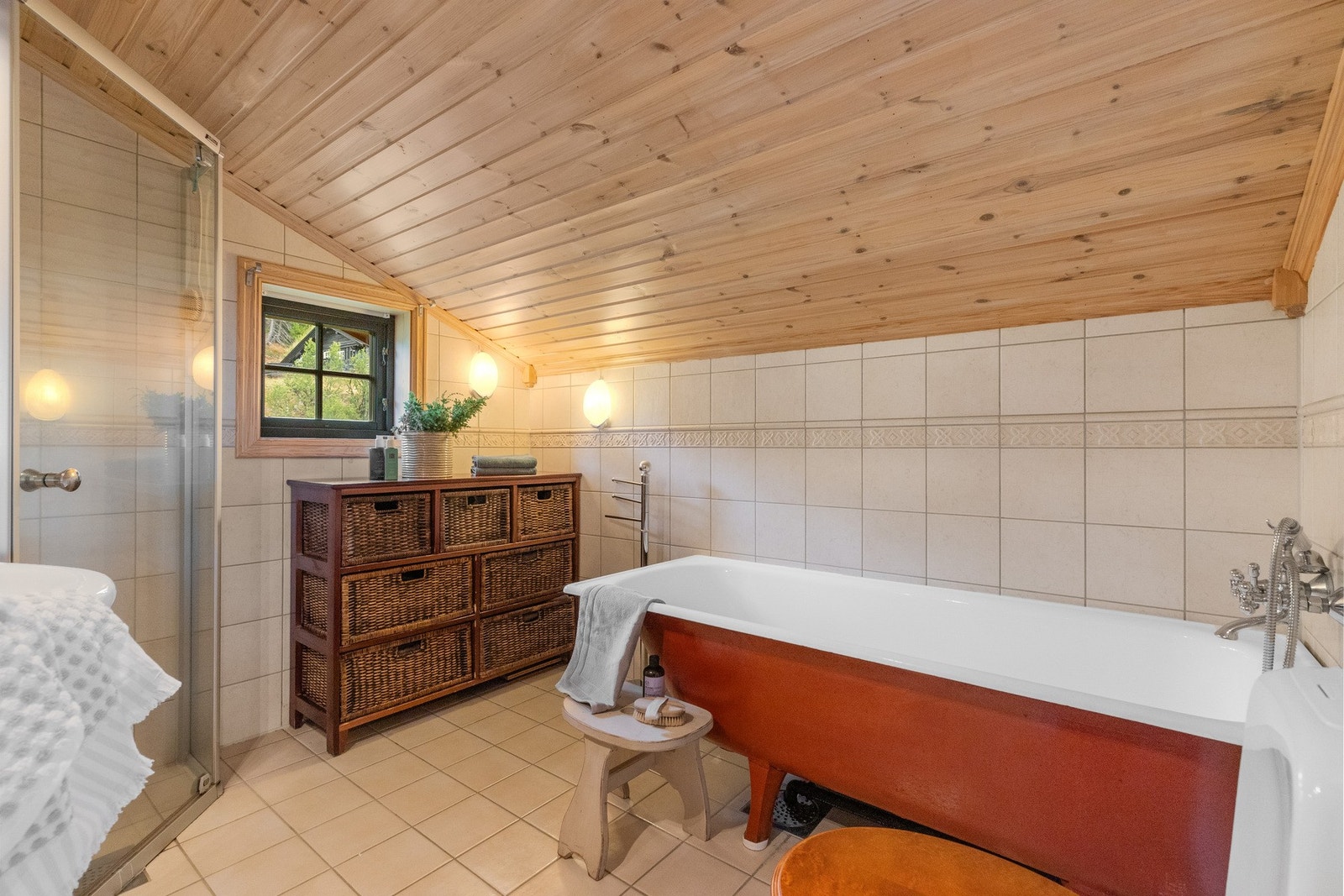 Badet i andre etasje har også flislagte overflater på vegger og gulv Galleribilde