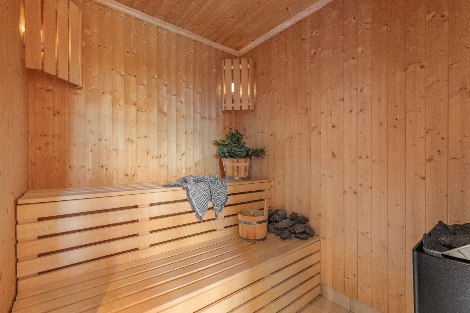 Badstue med plassbygd benk. Badestueovn ble skiftet i 2025 Galleribilde