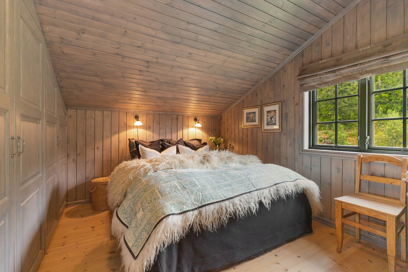 Oppe i andre etasje er det to soverom Galleribilde