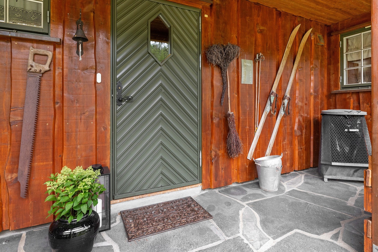 Ved inngangspartiet er det adkomst til utvendig bod hvor det er god plass til oppbevaring Galleribilde