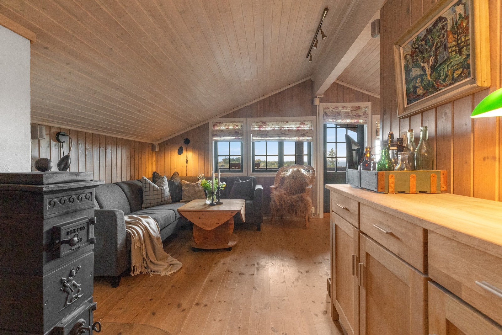 Oppe i andre etasje er det loftstue, denne har flere bruksmuligheter og passer fint til avlastning når man er mange Galleribilde