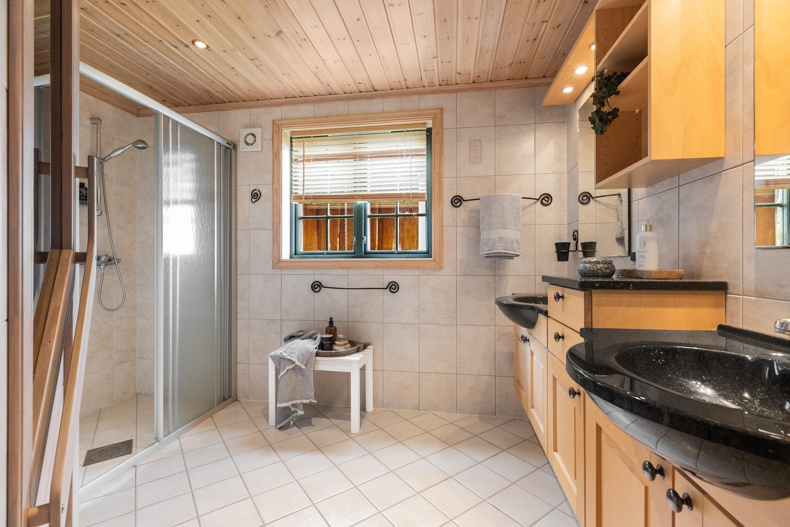 Hytta har to bad, ett i hver etasje Galleribilde