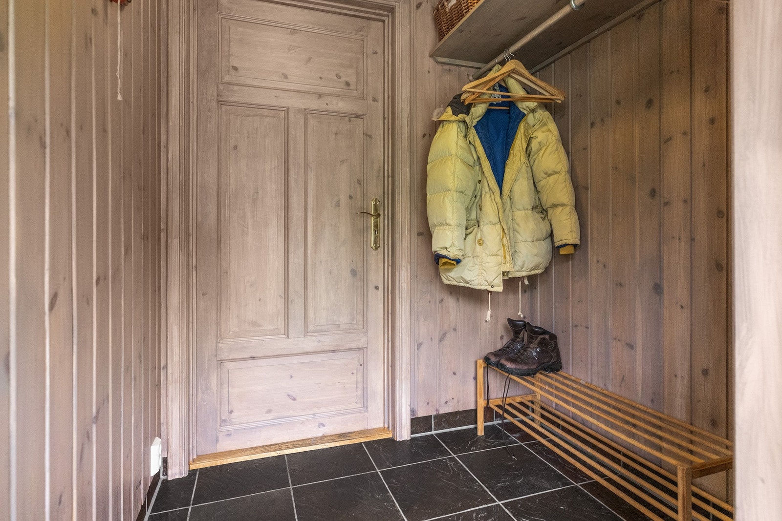 Plassbygd hylle med oppheng for yttertøy under Galleribilde