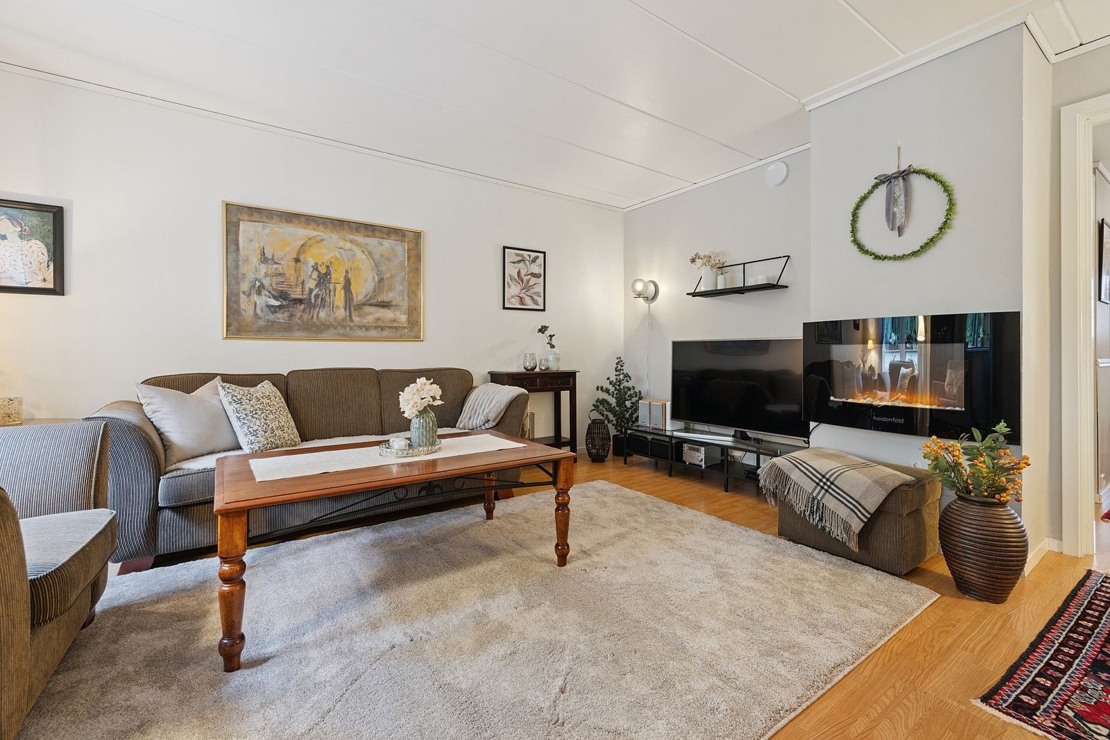 Elektrisk peis på veggen gir både stemning og et moderne blikkfang. Galleribilde