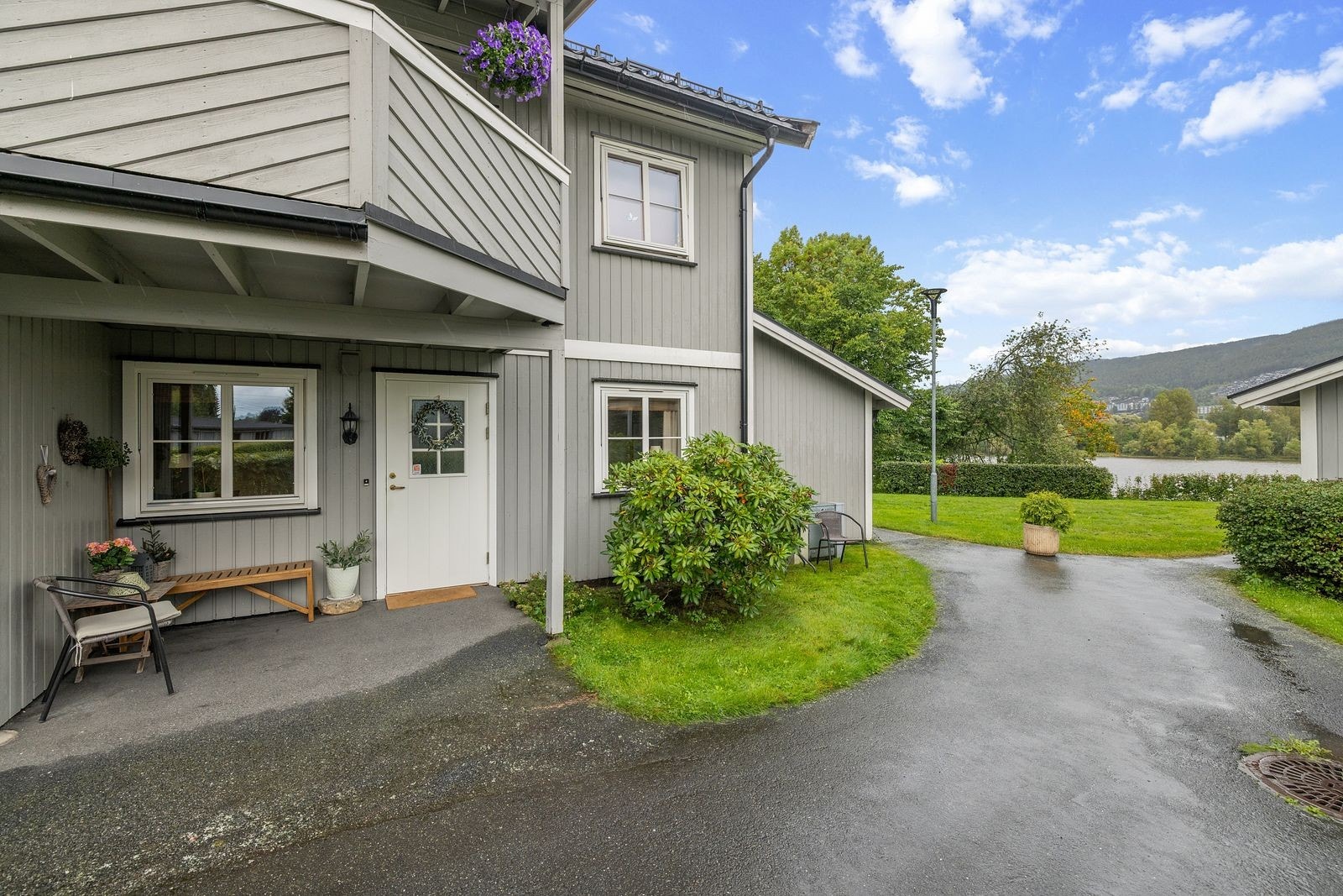 Pene fellesarealer med asfalterte veier og beplantning. Galleribilde