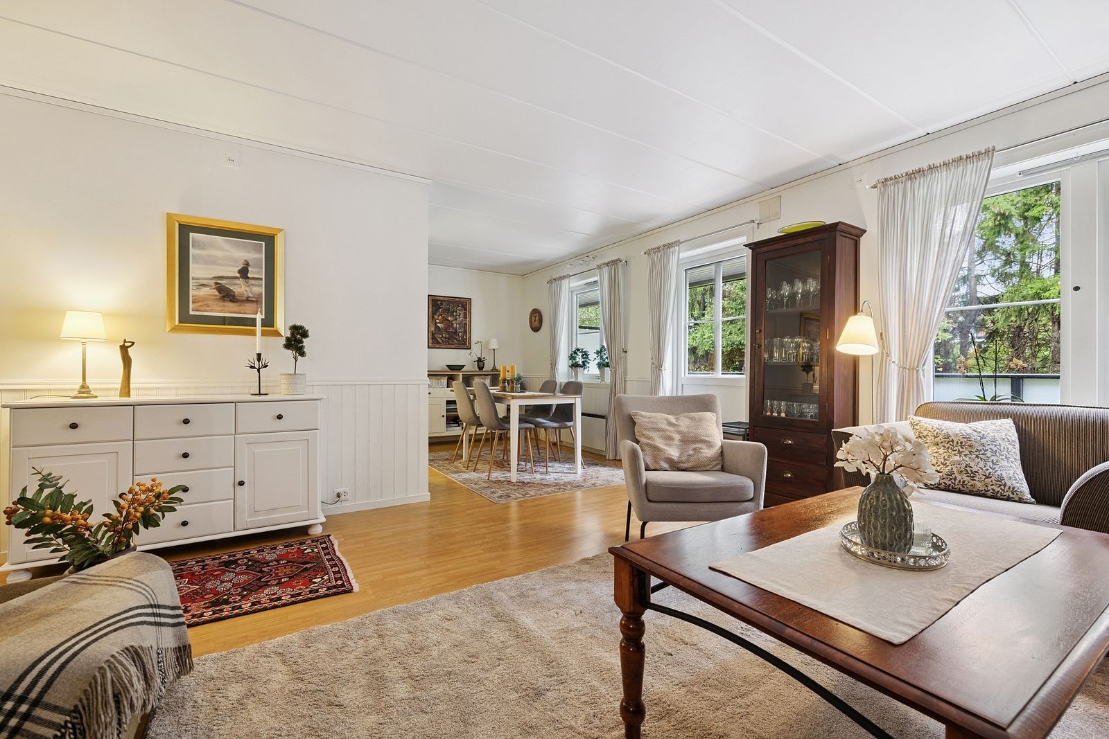 Lys og flott stue med god mulighet for ulike møblementsløsninger. Galleribilde