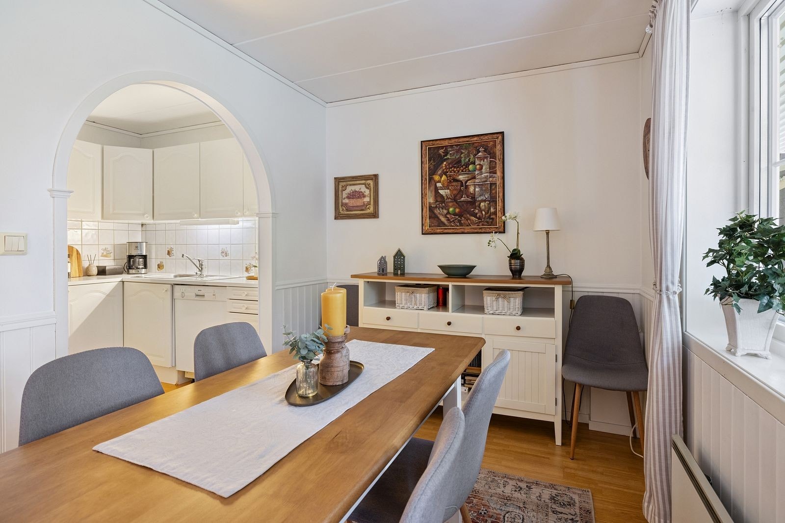 Separat spisestue med adkomst til leilighetens kjøkken. Galleribilde