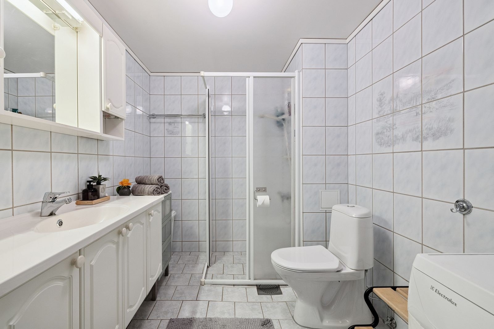 Baderommet varmes opp med varmekabler i gulvet. Galleribilde