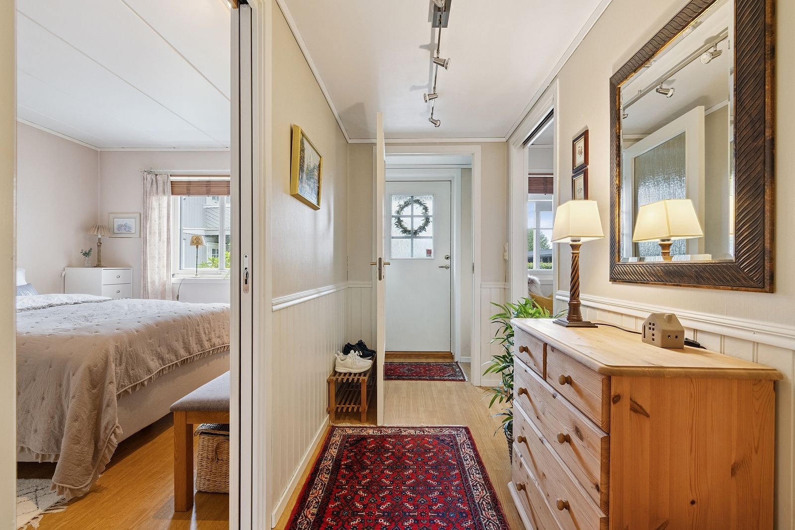 Boligen holder lyse farger og er god vedlikehold gjennom årene. Galleribilde