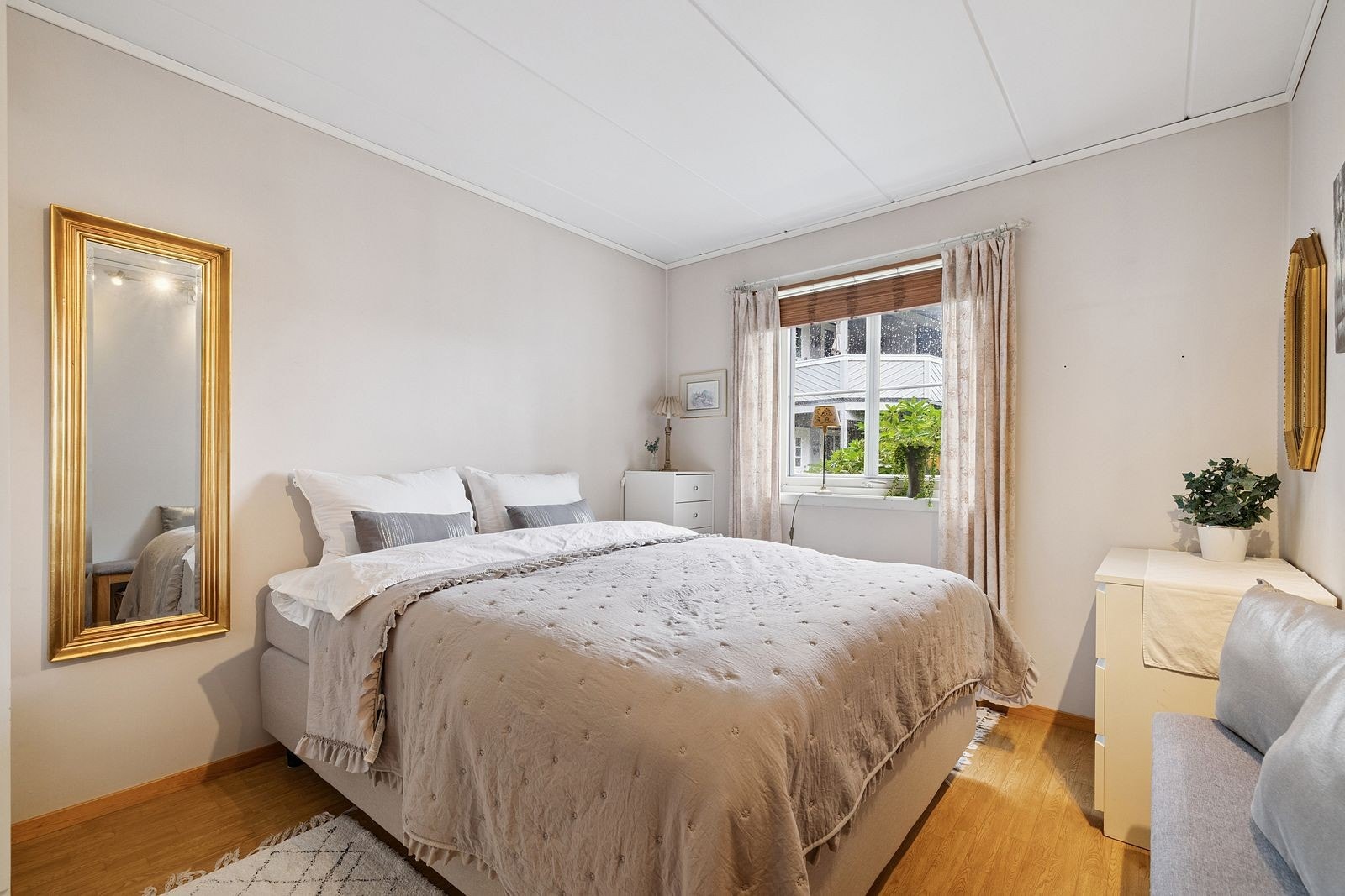 Store vinduer gir mye naturlig lys og en luftig romfølelse. Galleribilde