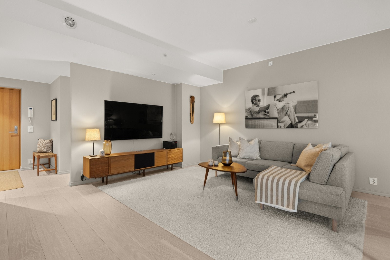 I stuen er det plass til en romslig sofagruppe med tilhørende salongbord og underholdningsavdeling. Galleribilde