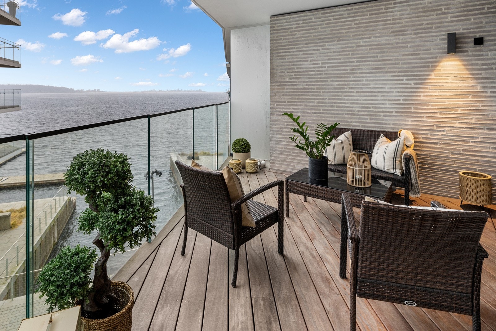 Fra stuen er utgangen til den ene sørøstvendte balkongen på hele 15 kvm. Galleribilde