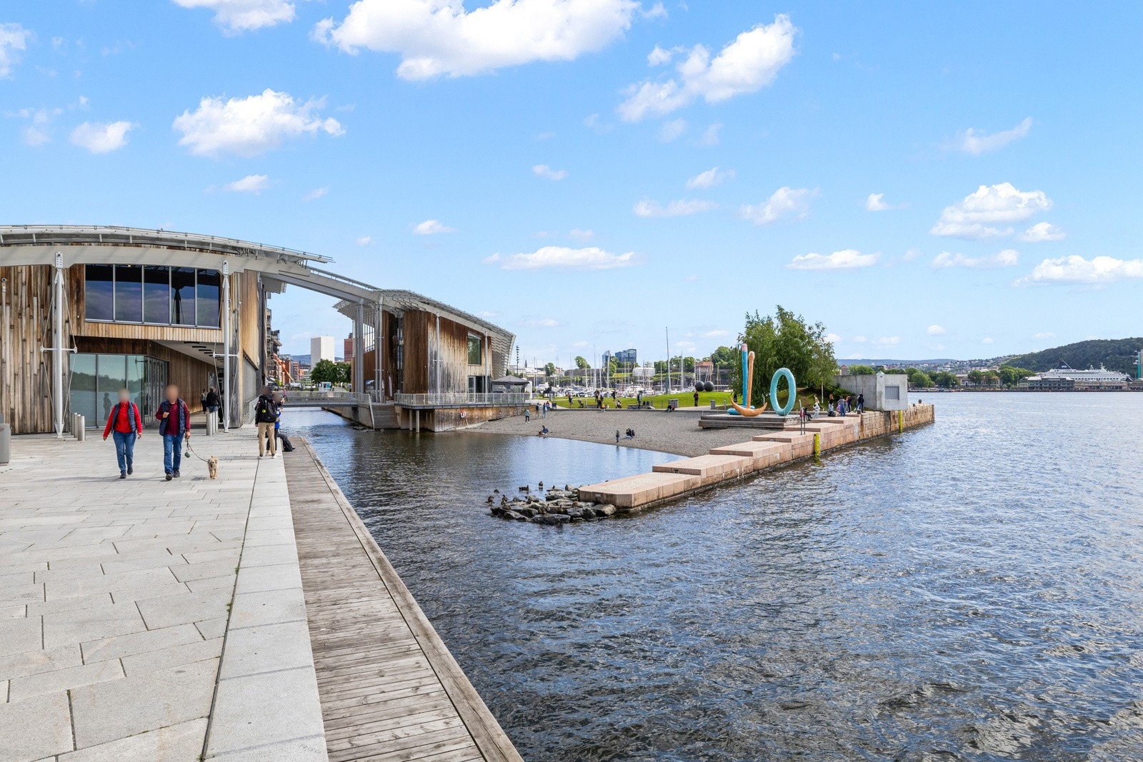 Attraksjoner i nærheten inkluderer Astrup Fearnley Museet, Pushwagner Gallery, utendørs skulptursamling, strandpromenader og flere anerkjente restauranter som Hanami, Tjuvholmen Sjømagasin, Bølgen og Moi og Sanoma. Galleribilde