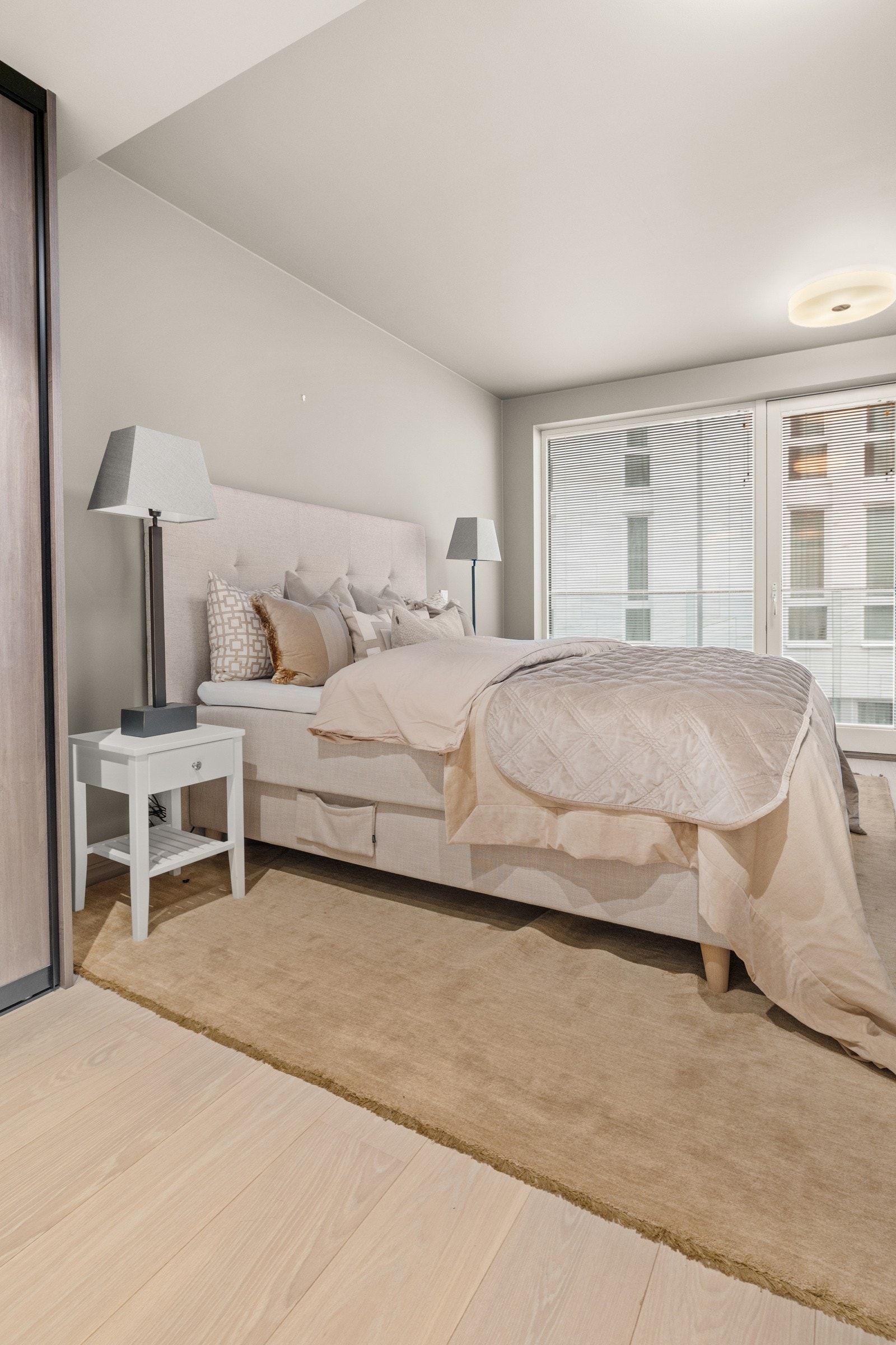 Soverommet er av god størrelse med plass for stor dobbeltseng med tilhørende nattbord på hver side, og det er i tillegg til eget baderom og utgang til egen balkong. Galleribilde