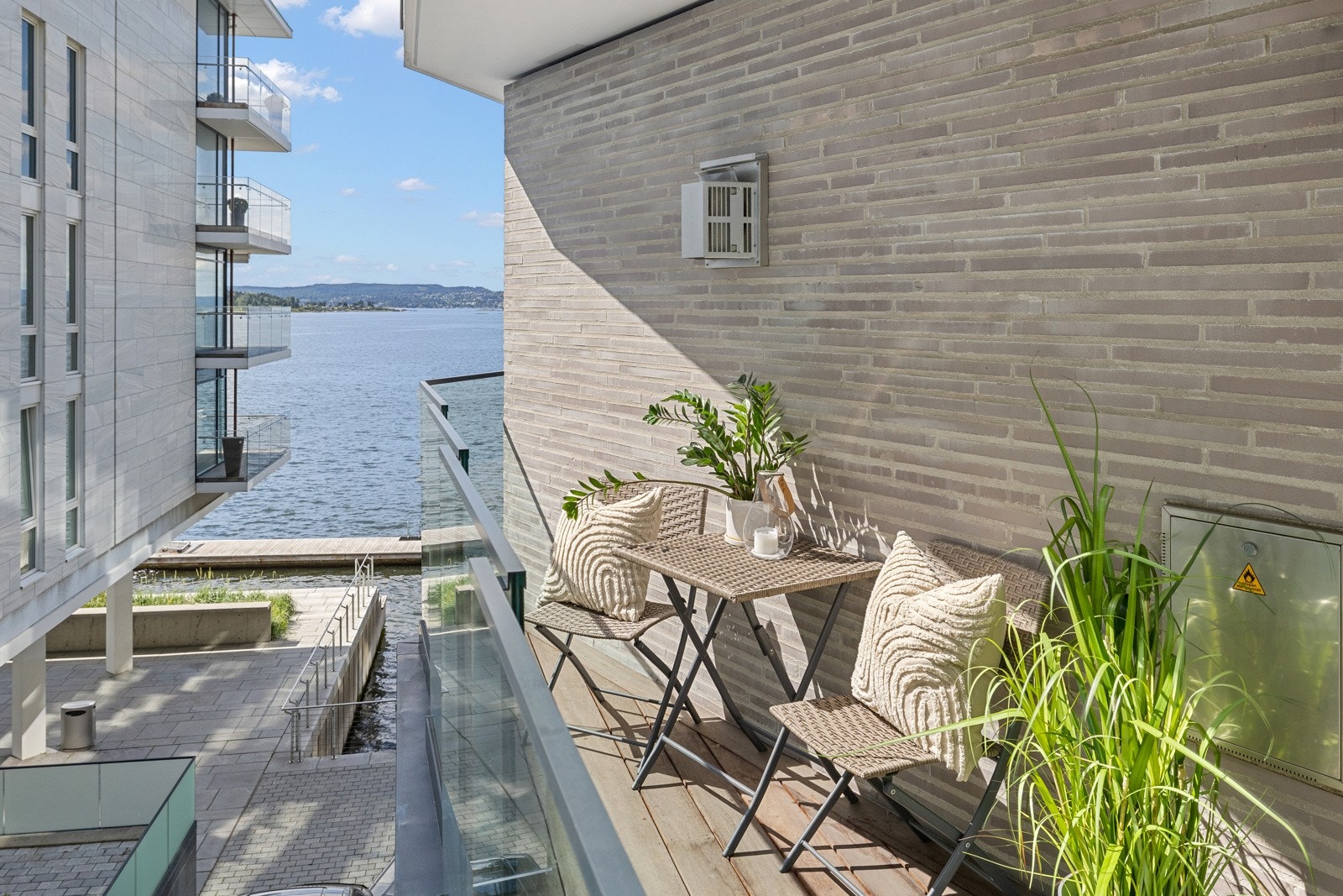 Fra soverommet er utgang til den andre av leilighetens to balkonger. Galleribilde