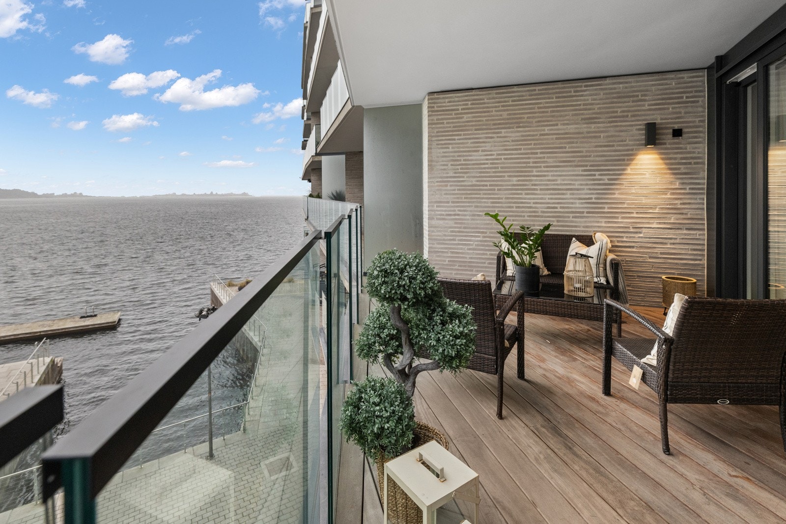 Caroline Ringså Ask har gleden av å presentere dere denne rålekre leiligheten med frontview beliggenhet på ettertraktede Tjuvholmen! Galleribilde