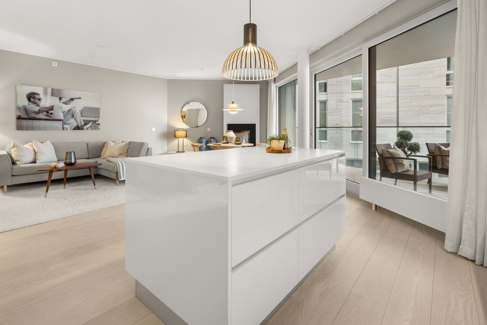 Det er rikelig med både benke-, skuffe- og skapplass på dette romslige kjøkkenet, og den en praktiske kjøkkenøya fra 2019 gir ekstra oppbevaring- og arbeidsplass for husets kokk. Galleribilde